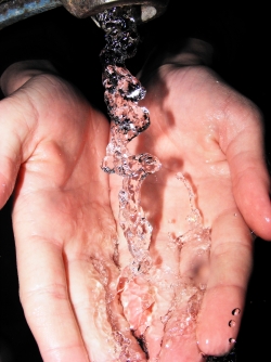 Дезинфектант за ръце или сапун и вода?